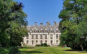 Charmant STUDIO au Calme Tout Confort Dans Château Néo Gothique proche ZENITH COMET ORLEANS Parking Voiture Gratuit WIFI Haut Débit Rue des Montées